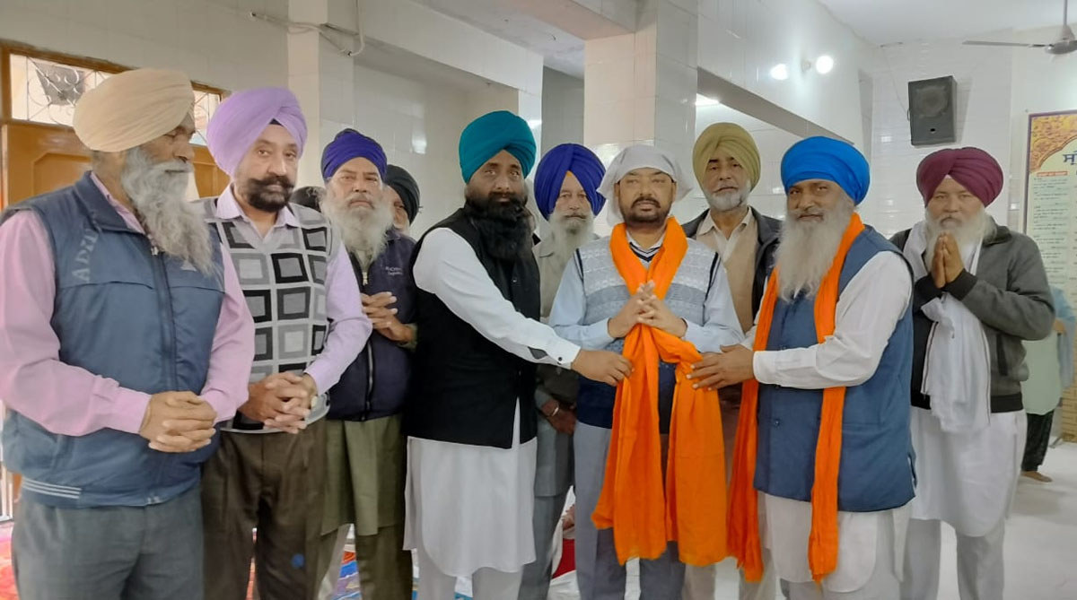 राष्ट्रपति पदक मिलने पर सब इंस्पेक्टर श्री राम दर्शन को कुंभारा के लोगों ने सम्मानित किया